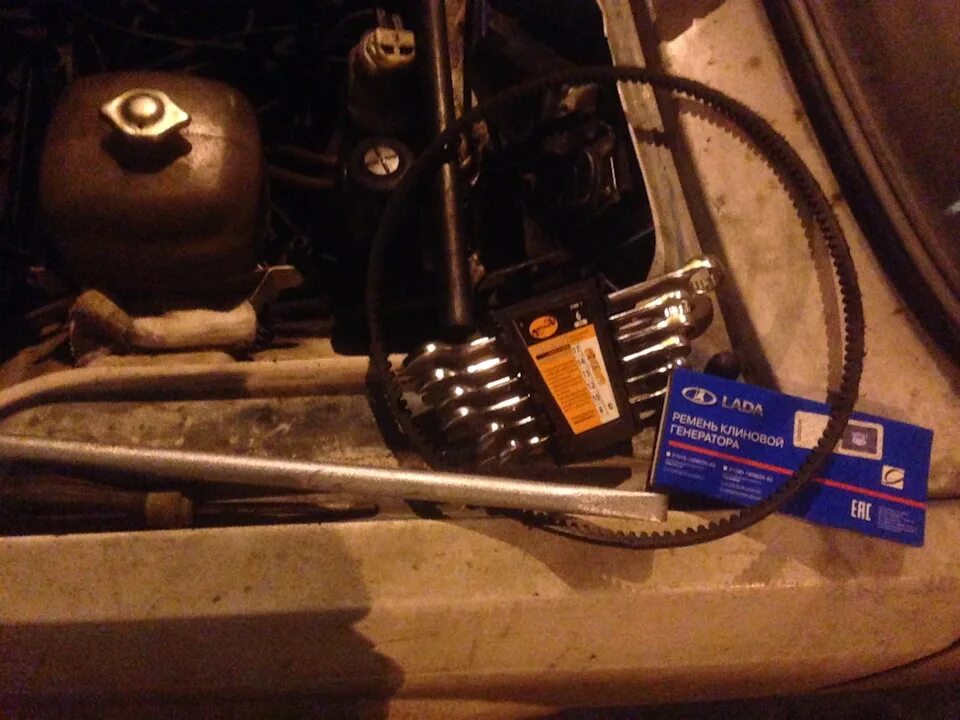 Ремень привода генератора ваз 2107. Ремень генератора ваз 2107 инжектор. Ремень генератора 2121 инжектор. Ремень генератора ваз 2107 инжектор. Ремень генератора гладкий (944) 2101.