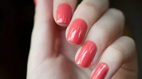 Коралловый лак для ногтей