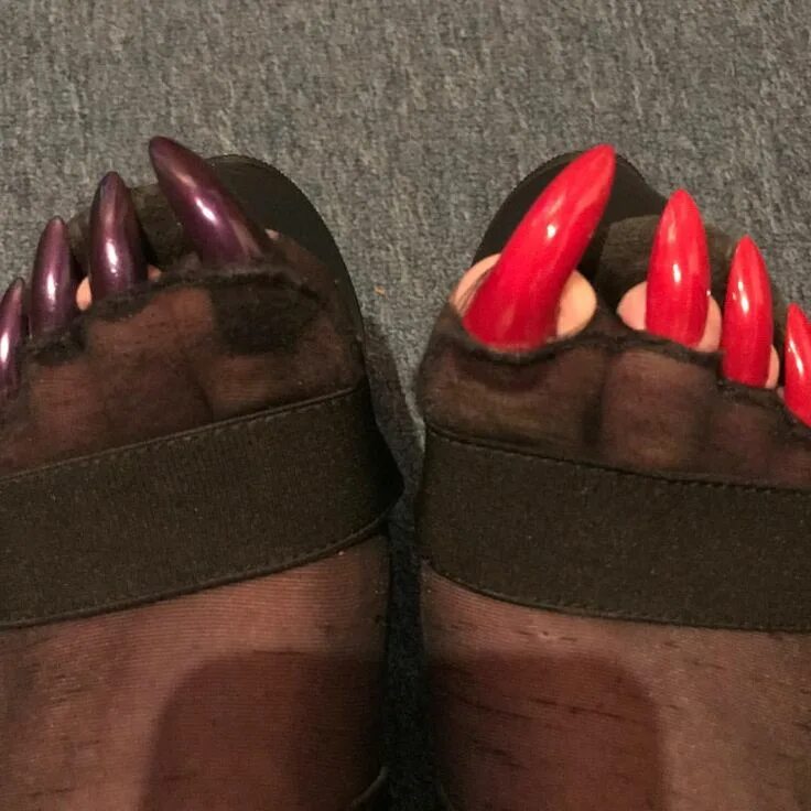 Long toenails. Педикюр длинные ногти. Длинные ногти на ногах в туфлях. Длинный педикюр в туфлях. Длиннющие ногти на ногах.