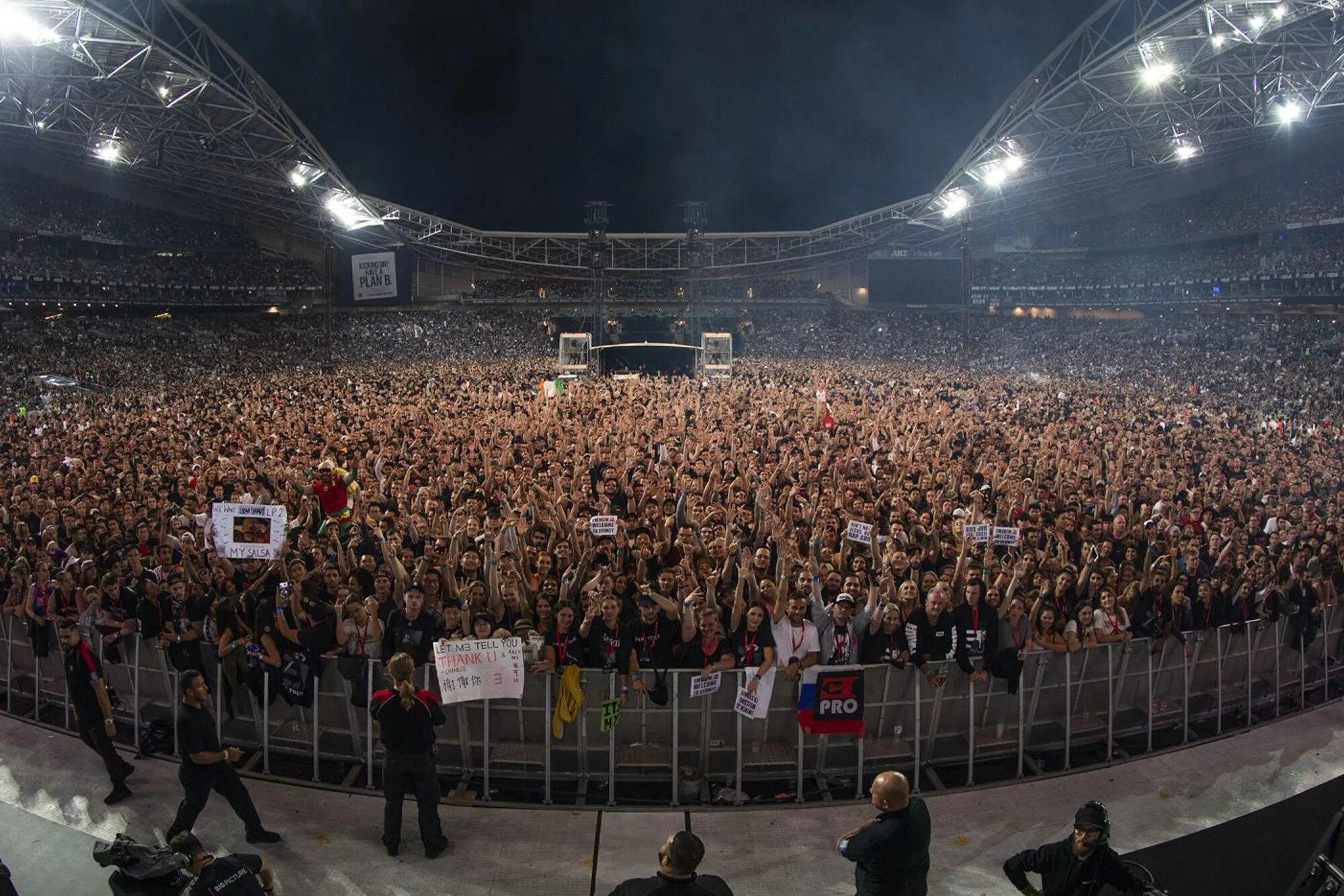 Сколько заработал на концерте. Эминем концерт 2022. Эминем 2005 концерт. Eminem концерт 2022 Россия. Эминем концерт 2023.