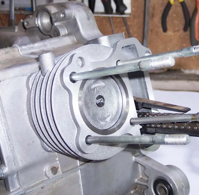 Мопед как правильно установить. Двигатель скутера 139fmb 4т. Как ставить поршень на скутер 150 кубов. Сборка поршневой мопеда альфа 72 куб. Как установить поршень на мопед альфа.