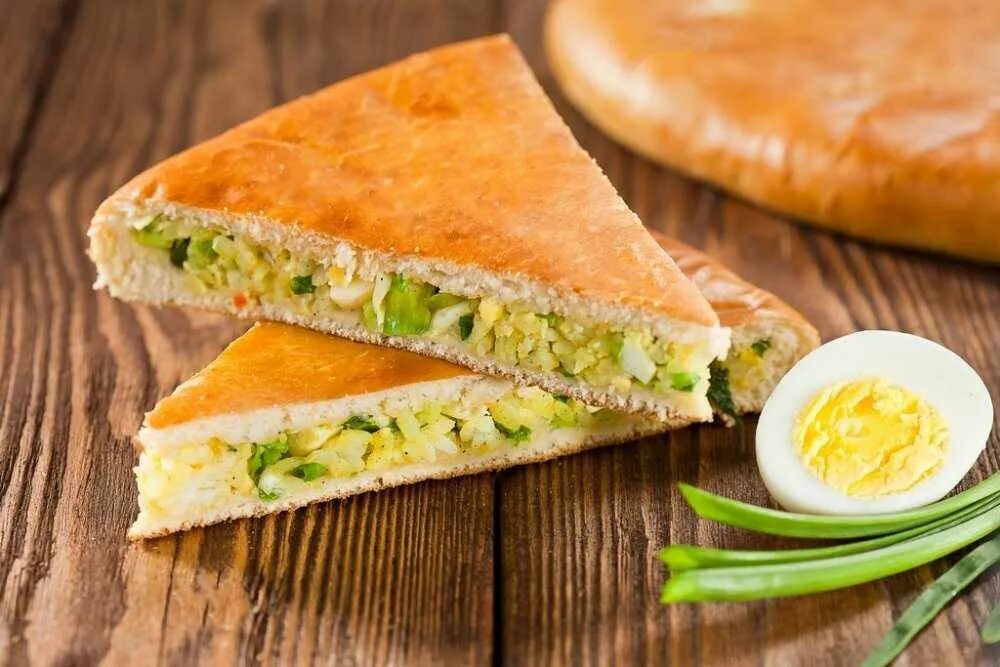 Зеленый пирог. Яичный пирог. пирог с рисом и яйцом. пирог с начинкой из яиц.. пироги с зеленым луком и яйцом из дрожжевого теста.