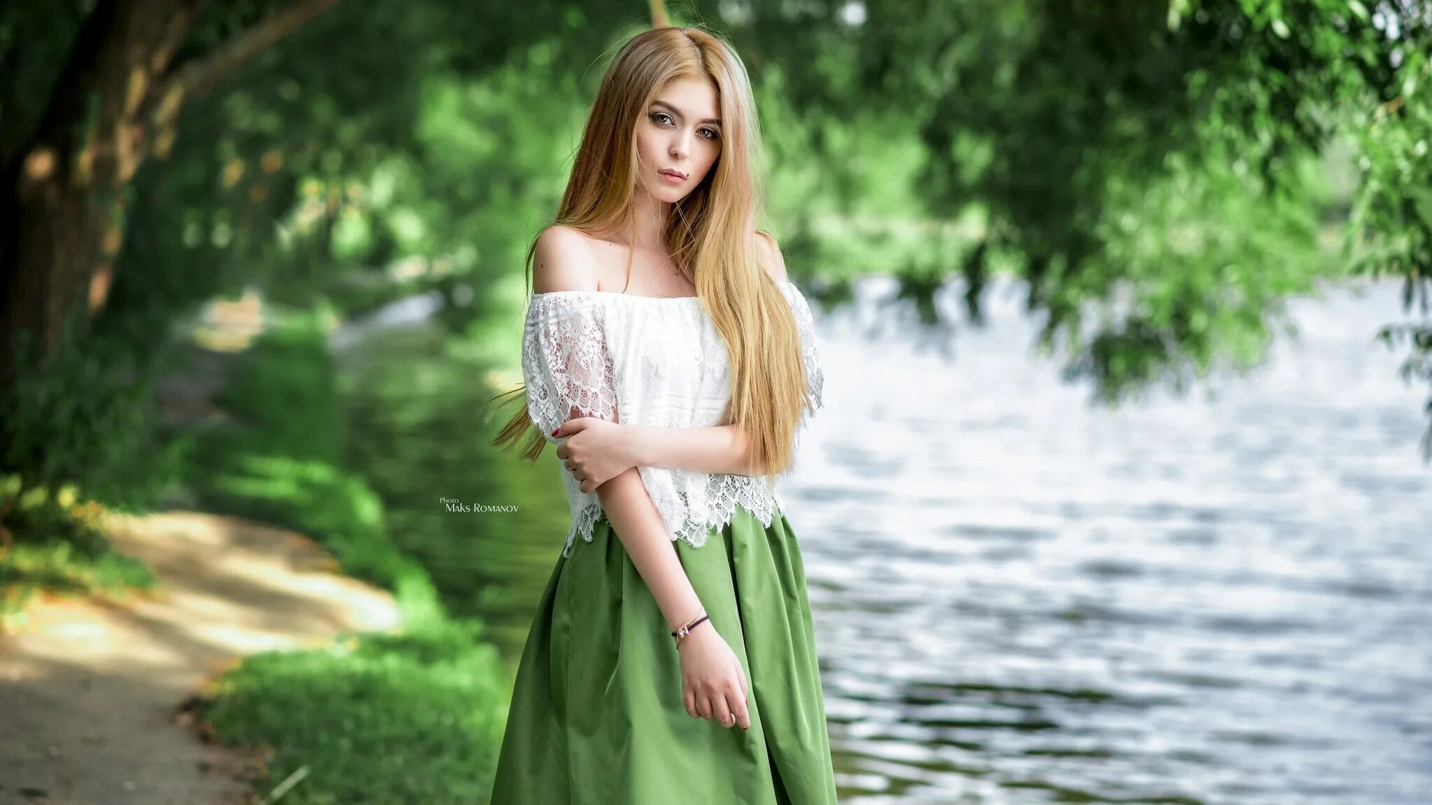 Прекрасная стройная белокурая девка