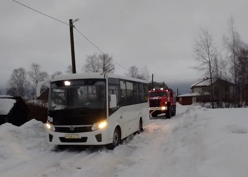 Южно-сахалинск хам водитель автобуса 18. Достаем автобус. Автобус застрял в грязи. Достаем автобус. Пожарная маршрутка.