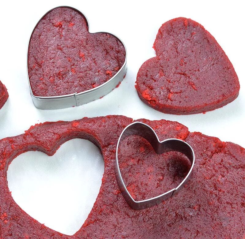 Норма форма сердца. Формочки в виде сердца. Пирожное в виде сердечка. Торт сердце красный бархат. Форма в виде сердечка.