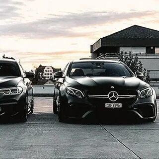 Үлкен есегі бар орыс анасы ұлымен жыныстық қатынасқа қарап отыр.