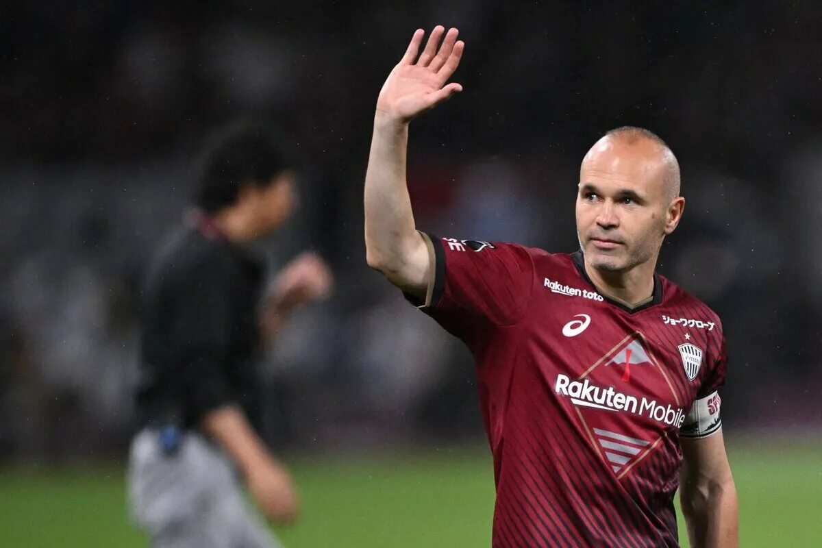 Андрес иньеста виссел кобе 2022улыбаеца. Andrés iniesta playing golf. Холланд футболист ноги. Иньеста 2006. Иньеста эмирейтс.