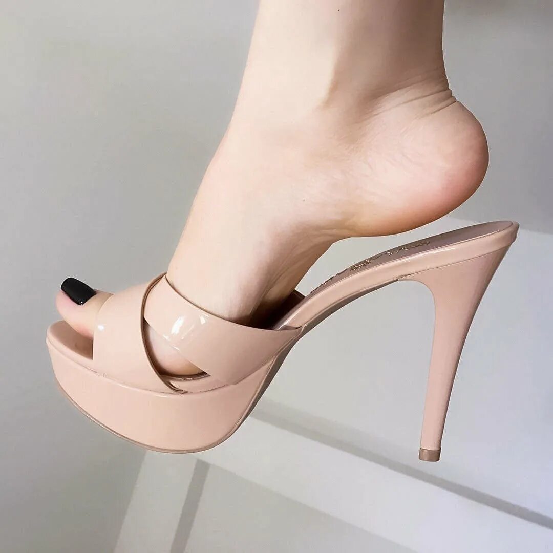 Большие женские ступни. Туфли пятки. Красивые ноги в туфлях. Катрина стилетто feet. Ступни женщин.