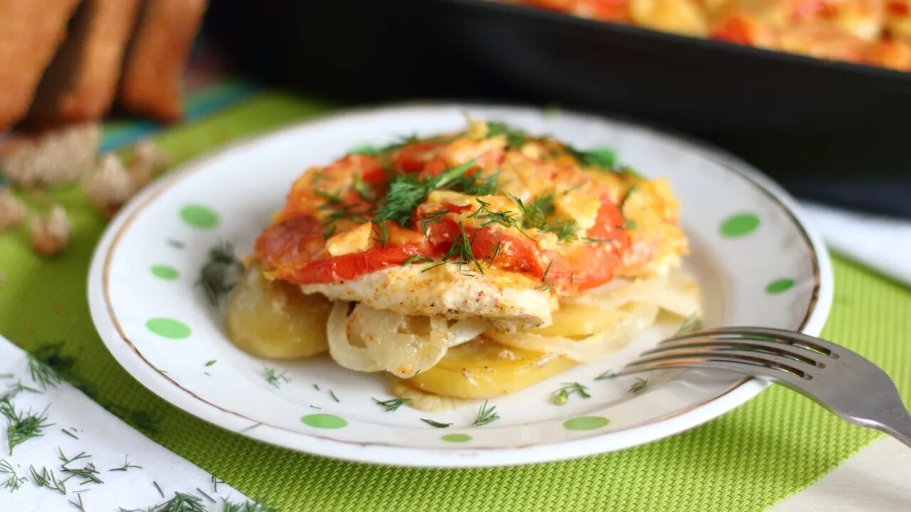 Запеченная куриное филе с картошкой сыром. Куриное филе с картофелем. куриное филе в духовке с помидорами и сыром и картофелем. курица по-французски с картофелем. мясо по-французски в духовке из куриного филе с картошкой.