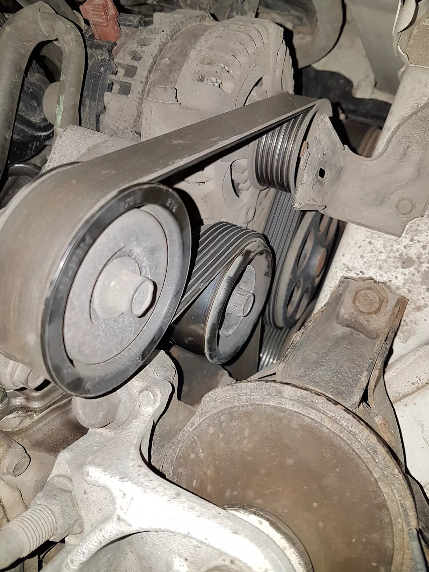 Ремень генератора хонда r20a2. Натяжитель ремня хонда срв 2. Натяжитель ремня хонда срв 2. Приводной ремень honda cr-v 2 2. Ремень приводной honda crv 4.