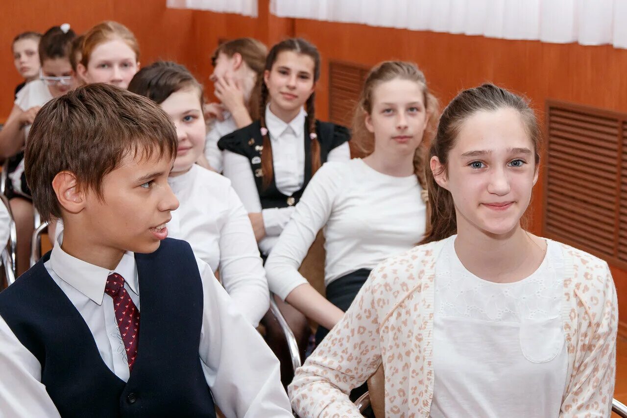Линейка 6 класс. Школьная линейка старшие классы. школьная линейка 6 класс. школьники 8 класс линейка. линейка в старшей школе.