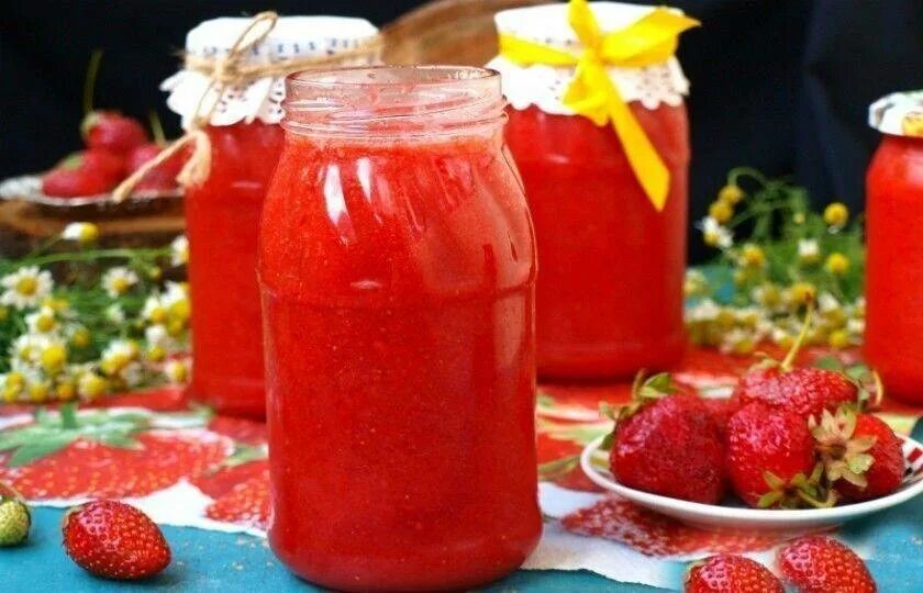 Заготовки из клубники. Клубника протертая с сахаром на зиму без варки. Ягоды перетертые с сахаром без варки. Земляника протертая с сахаром рецепт без варки. Клубника протертая с сахаром на зиму без варки.