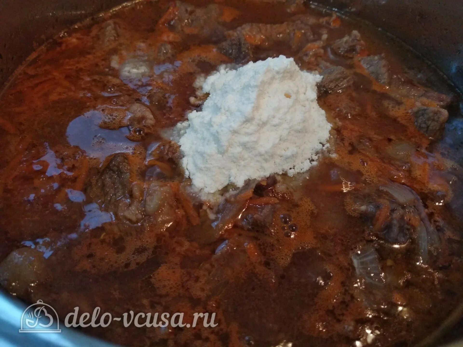 Кура гуляш с майонезом. Гуляш из свинины в мультиварке редмонд 380. Как добавить муку в гуляш. Гуляш в казане рецепты с фото. Как добавить муку в гуляш.