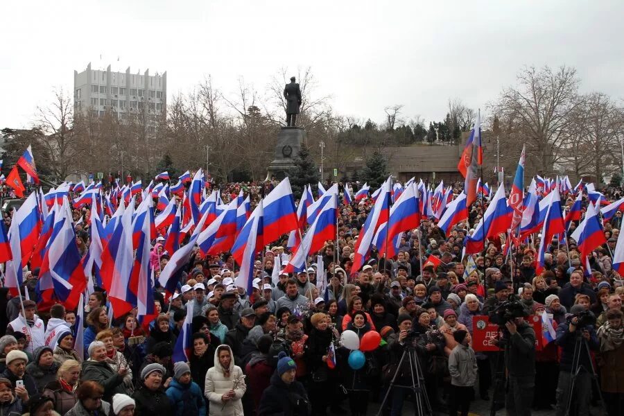 23 февраля 2014 севастополь митинг. Севастополь площадь Нахимова 23 февраля 2014. Митинг на площади Нахимова 23 февраля 2014 года. Митинг площадь Нахимова в Севастополе 2014.