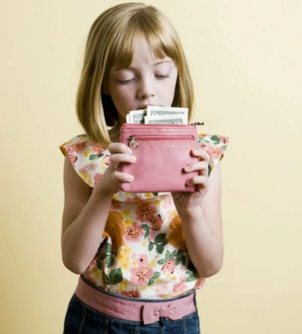 Женщина ворует в магазине. Воровство в магазине дети. Похищение детей на улице. Женщина в магазине. Девочка ворует.