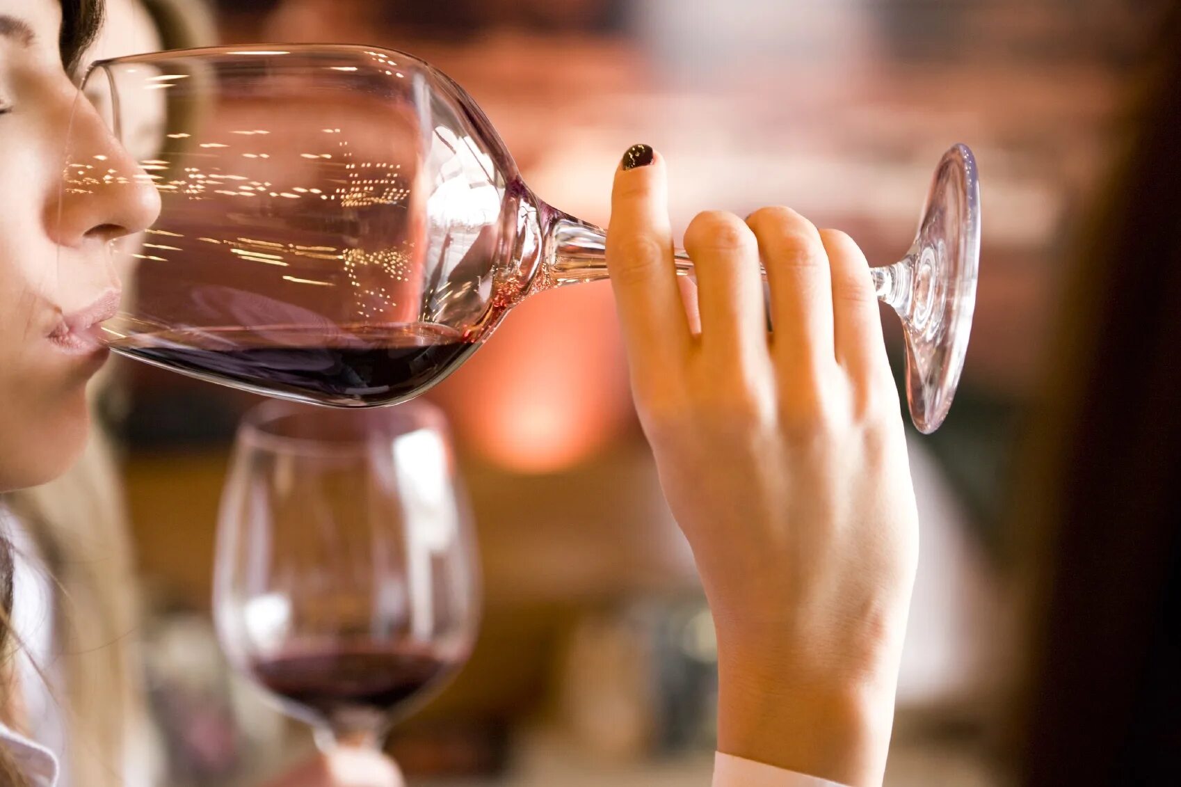 Чуть чуть вина. Пьет из бокала. Девушка пьет вино. Девушка пьет вино из бокала. Человек пьет вино из бокала.
