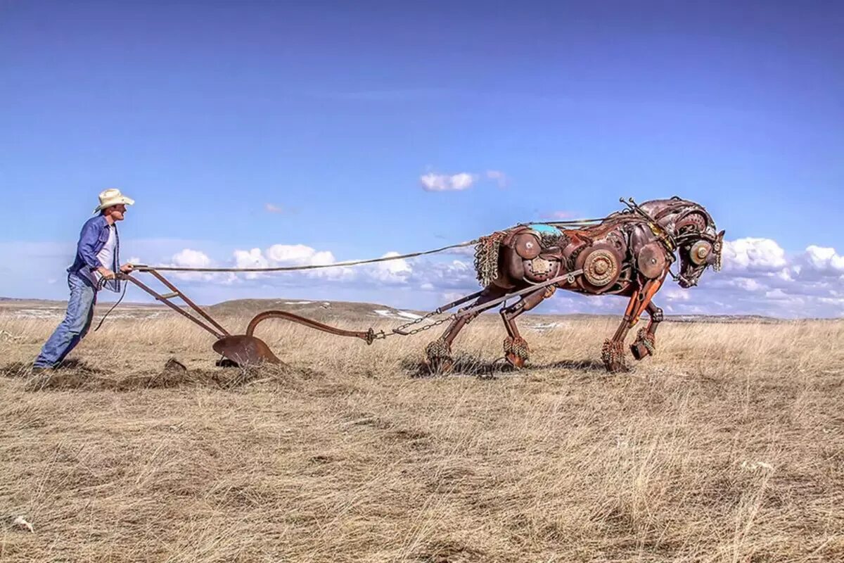 Лошадь запряженная в плуг. Скульптуры из металлолома. Лошадь пашет. Конь пашет землю.