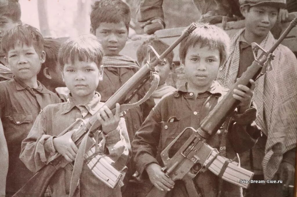 Камбоджа 1975 красные кхмеры. Кампучия пол пот красные кхмеры. Красные кхмеры дети солдаты. Красные кхмеры происхождение. Камбоджа кхмеры пол пот.