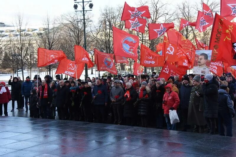 КПРФ Москва. Общие праздники. КПРФ выступает перед. Москва КПРФ В розовом.