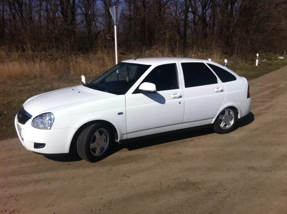 Приора хэтчбек slik r17. Белая приора 2 хэтчбек на сликах. Белая приора хэтчбек. Приора 2 белая хэтчбек на 16 дисках. Приора слик 16.