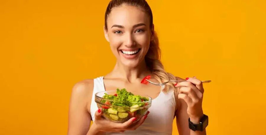 Здоровое питание в семье. Ранние овощи. Is she eat vegetables. Женщина с овощами. Is she eat vegetables.