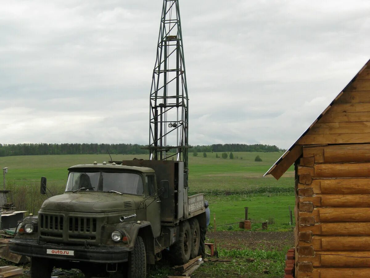 Зил 131 буровая. Буровая ЗИЛ 131 УГБ. ЗИЛ 131 УГБ 50. Буровая ЗИЛ 131 УГБ 50 бурит. Буровая ЗИЛ 31.