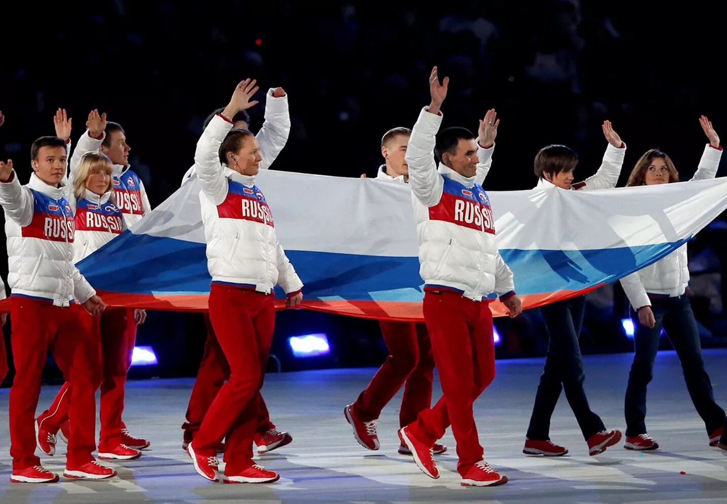 Участвуют ли россияне в олимпийских играх. Спортсмен с российским флагом. Участвуют ли россияне в олимпийских играх. Российский флаг спорт. Зимние олимпийские игры в пекине 2022.