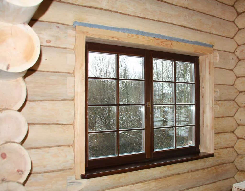 Купить окна в деревянный дом. Окна в деревянном доме. Окна в бревенчатом доме. Деревянные окна в деревянном доме. Окна в доме из бревна.