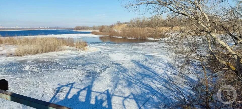 Когда река волга замерзает разливается мелеет. Волгоград река волга в ночи. видно речку синюю или.
