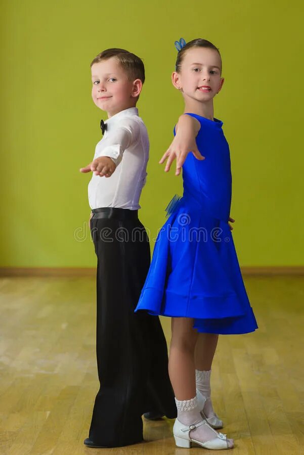 Танец мальчика и девочки видео. Детские бальные танцы. Девочка танцует в детском саду. Мальчик и девочка танцуют. Детский бальный танец.
