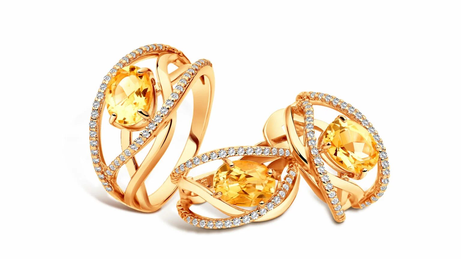 золотые украшения белое золото. золотые украшения белое золото. кольцо картье с жемчугом. золотые украшения. ювелирные изделия на белом фоне.