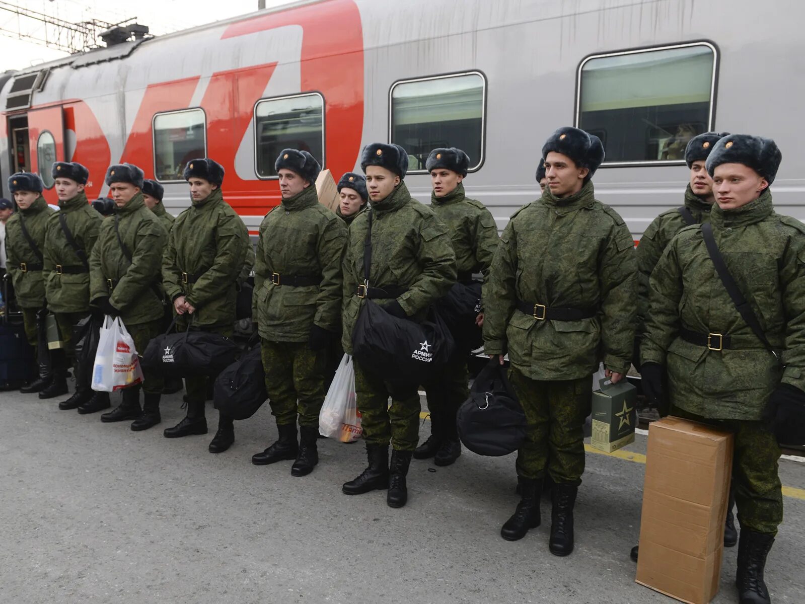 Призывники на вокзале. Призывник в поезде. Солдаты на вокзале. Проводы призывников в армию. Добровольцы вс рф