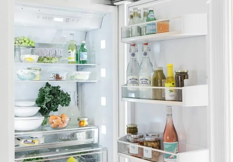 Храните дверце холодильника. Холодильник с продуктами. полки на дверце холодильника. дверца холодильника. для полок холодильника.
