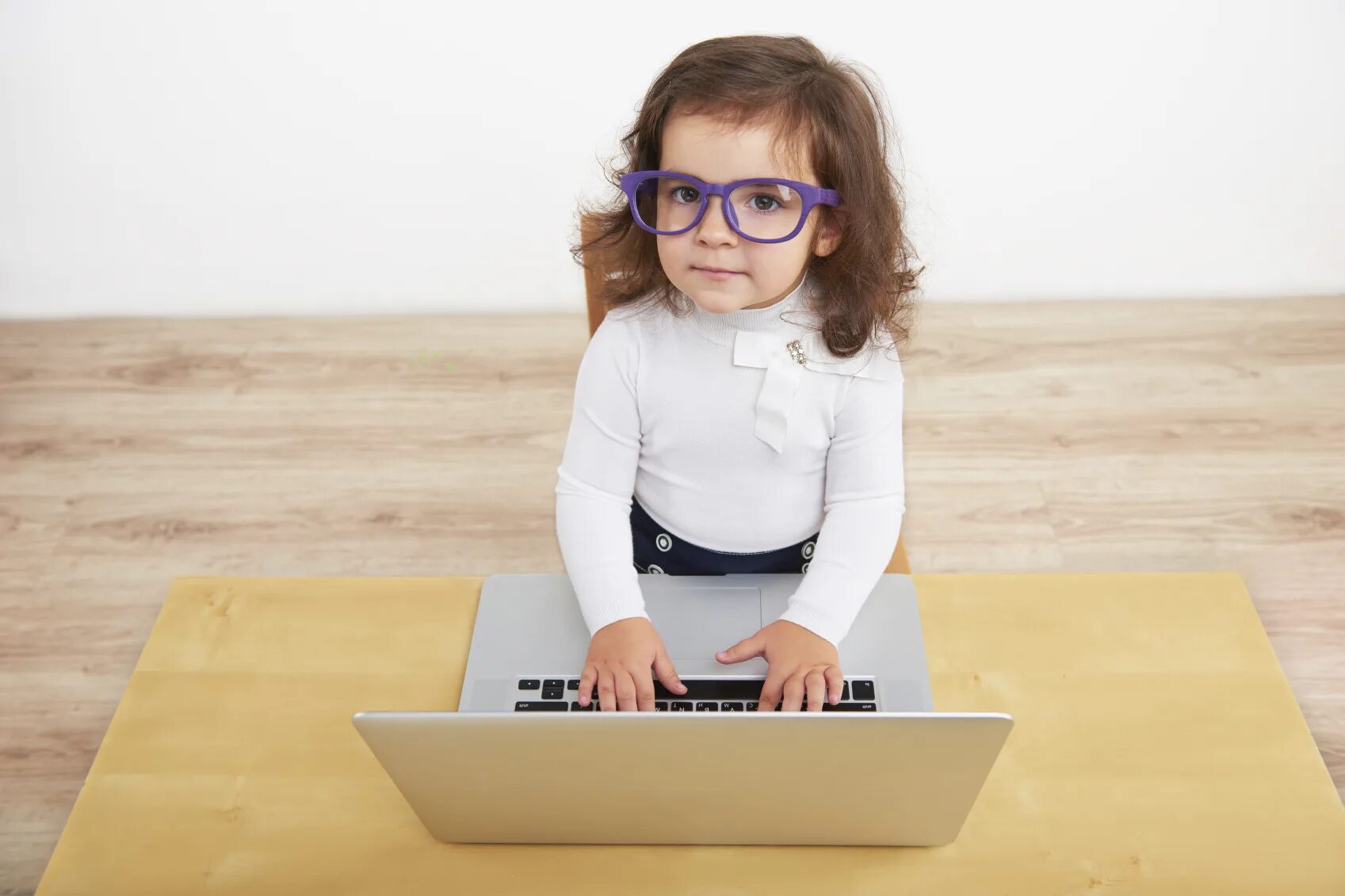 Girl is playing superhero. Pretend to be a girl. Pretended to be a girl. To pretend. Маленькая девочка в шляпе отца.