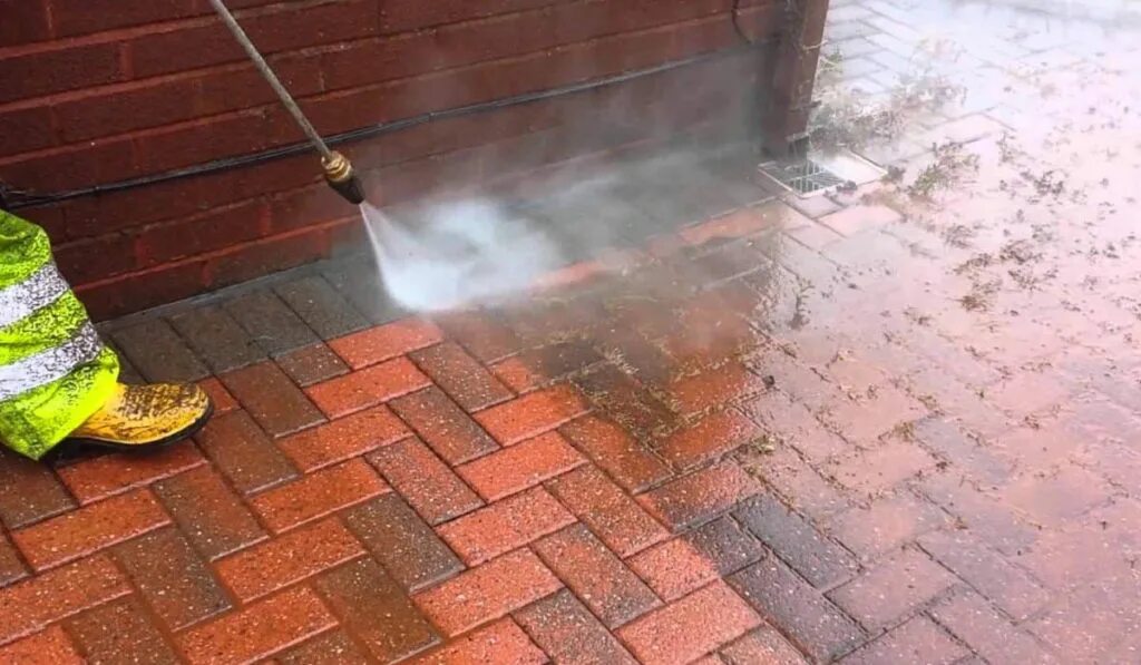 Чистка тротуарной плитки. Высолы на полу с плиткой. Чистка брусчатки. Отмыть плитку на улице от цемента. Чистка брусчатки.