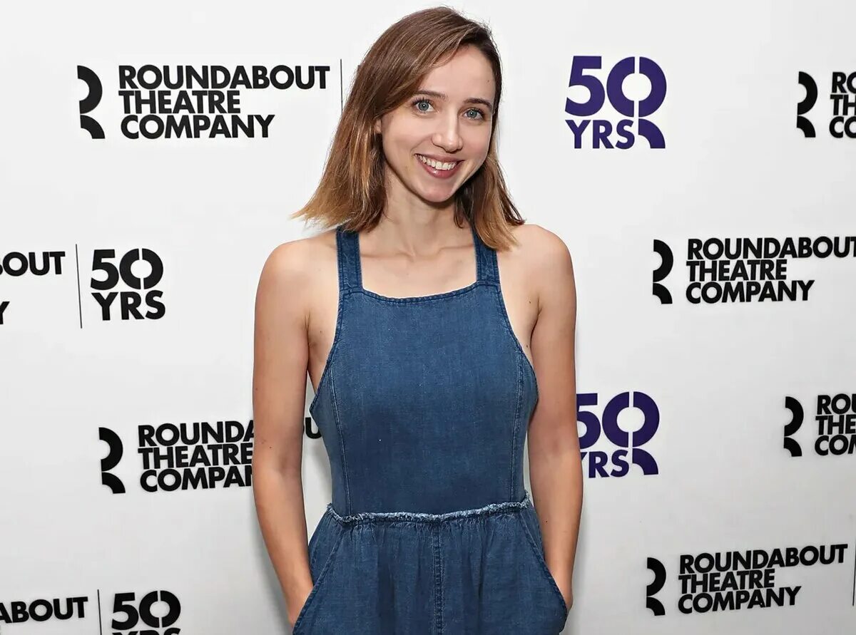 Сколько было лет зое. Zoe Kazan. Zoe Kazan 2022. Zoe Swicord Kazan. Зои казан 2020.