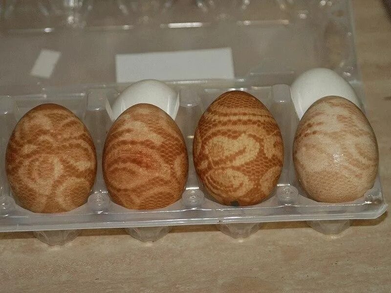 Яйца гудят. Крашеные яйца. Яйца в луковой шелухе на Пасху. Красим яйца на Пасху луковой шелухой. Пасхальные яйца в луковой шелухе.
