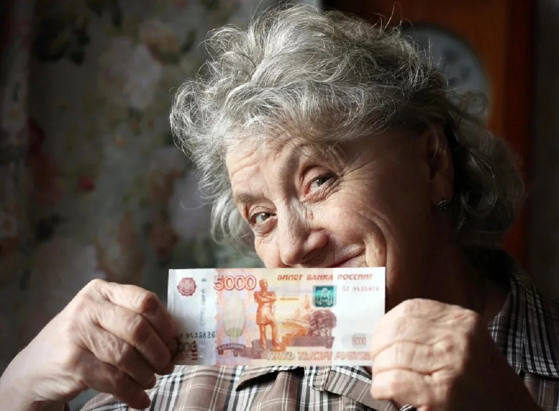 Бабушка с деньгами. Пенсионерка с деньгами. Пожилая женщина с деньгами. Пенсионерка с деньгами в руках.