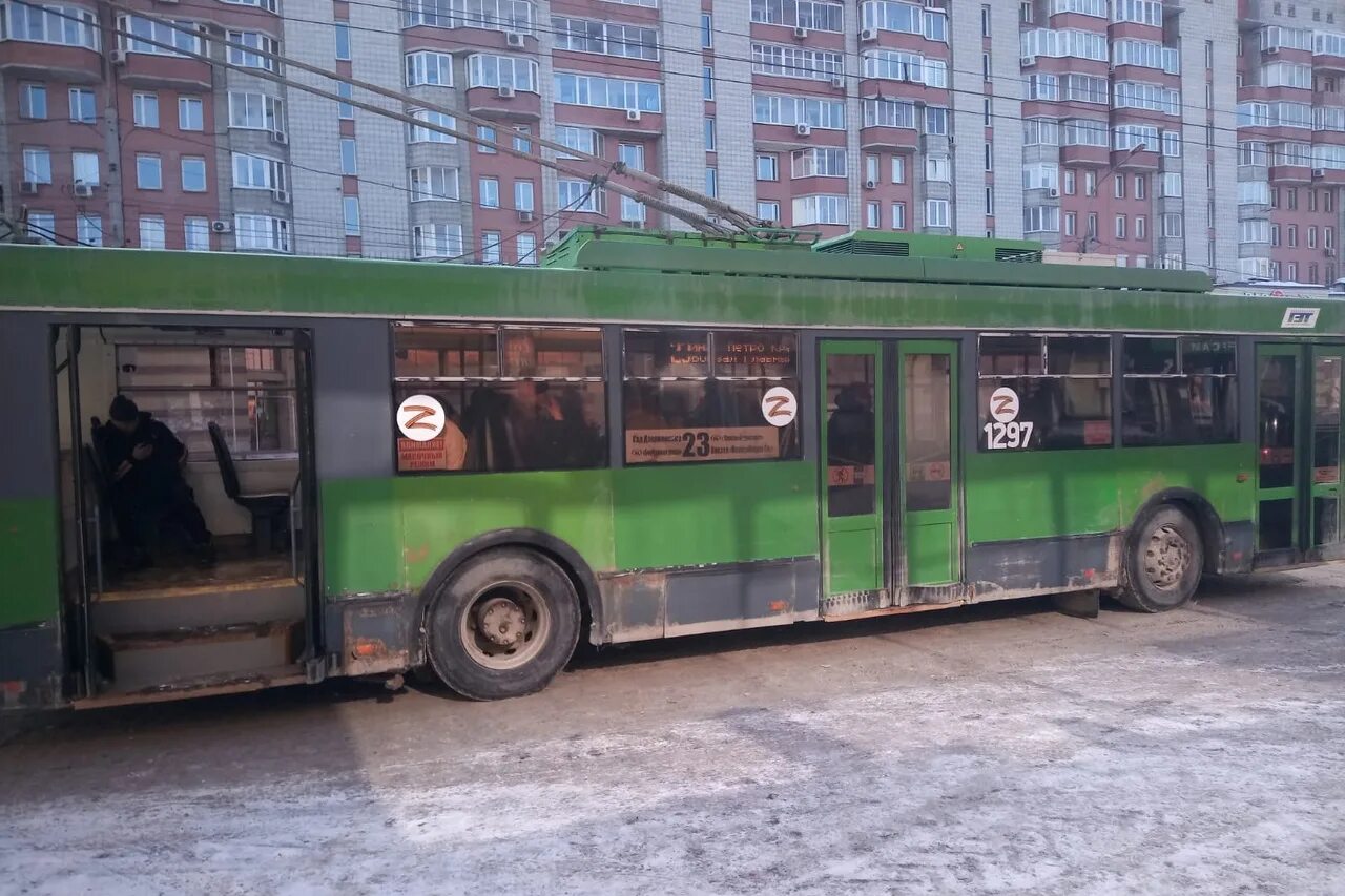 Троллейбус буквы. Z на троллейбусах. Z на автобусах. Троллейбус Новосибирск. Муниципальный транспорт.
