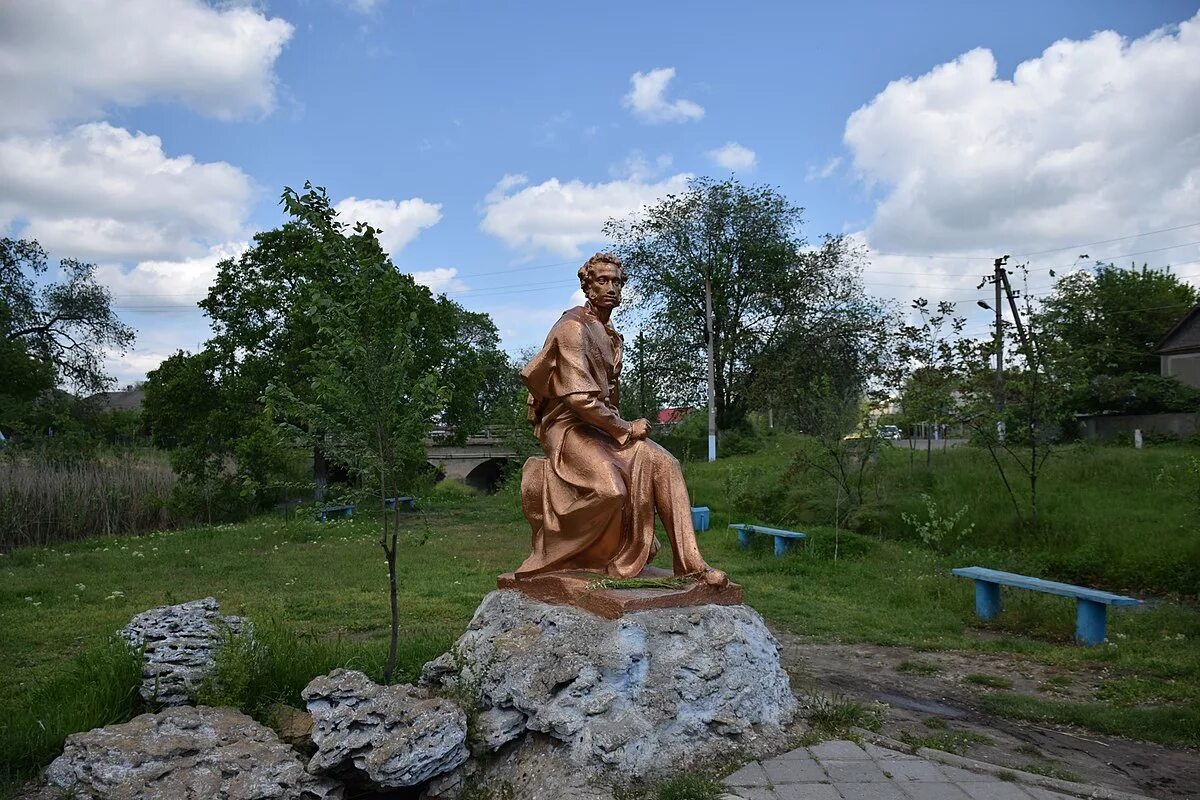 Татарбунары. Памятник Пушкину в Татарбунарах. Татарбунары речка памятник Пушкина.