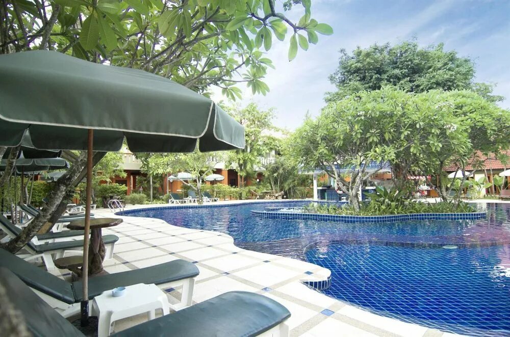 Хайтон фото города. Leelavadee phuket. Отель хилтон лилавади пхукет. Отель на пхукете зеленый. Hyton leelavadee 4*.