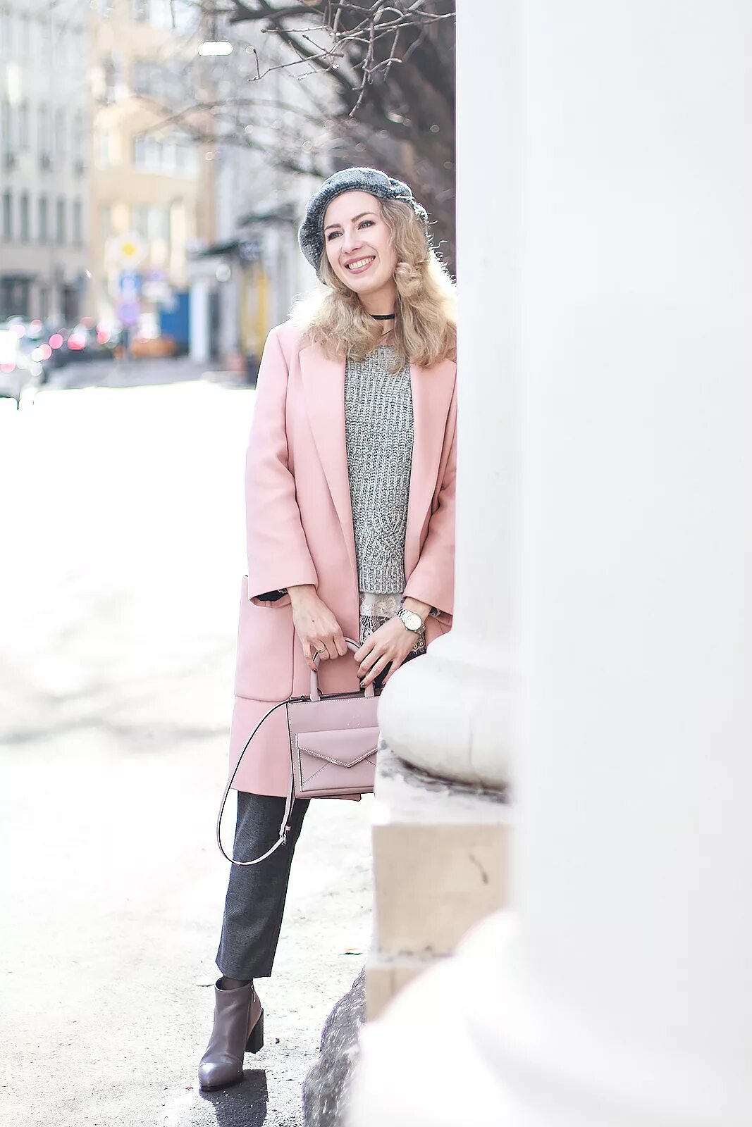 Серо розовое пальто. Зимний образ в светлых тонах. Верхняя одежда в романтическом стиле. Образ в пудровом цвете. Пальто пыльно розового цвета.