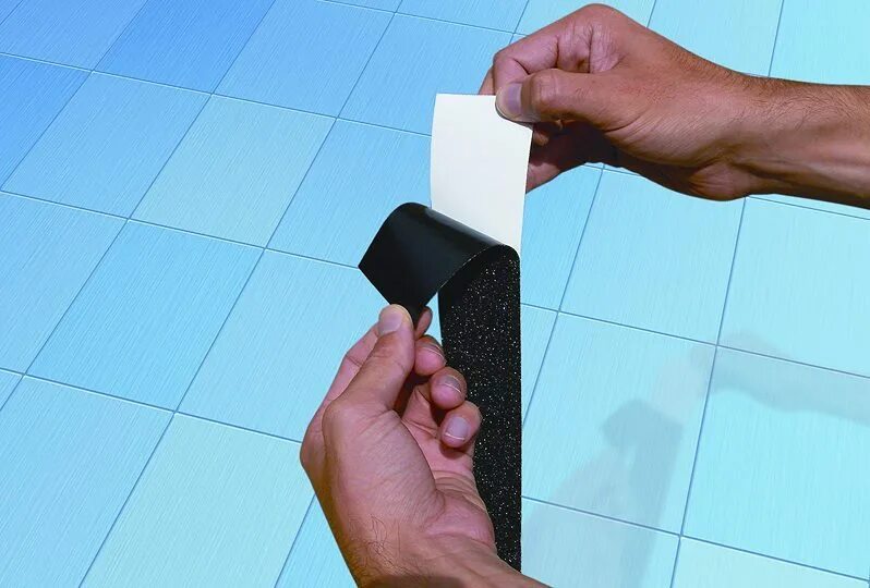 Уголок самоклеющийся для ванны. Самоклеющийся бордюр для ванной. Уголок самоклеющийся для ванны. Как наклеить самоклеющийся бордюр. Самоклеющийся плинтус для ванной.