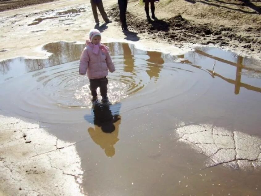 Лужи весной. Весенние лужи. Дети в луже весной. На дорогах лужи скоро выйдут