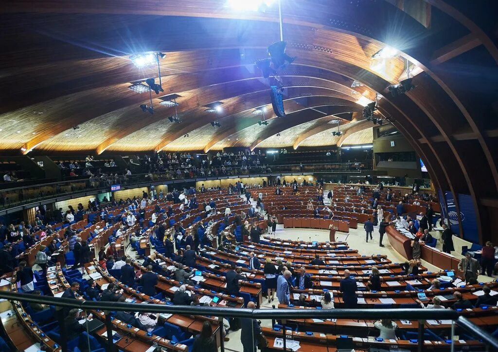 Зал пасе. Парламентская ассамблея совета европы (пасе). страсбург совет европы. страсбург парламентская ассамблея. пасе совет европы.