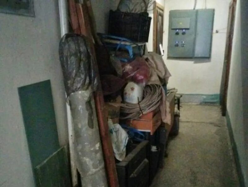 Сосед заставлял. Пожарная лестница в подъезде. Объявление соседям о мусоре. Захламление лестничных клеток. Вынести мусор.