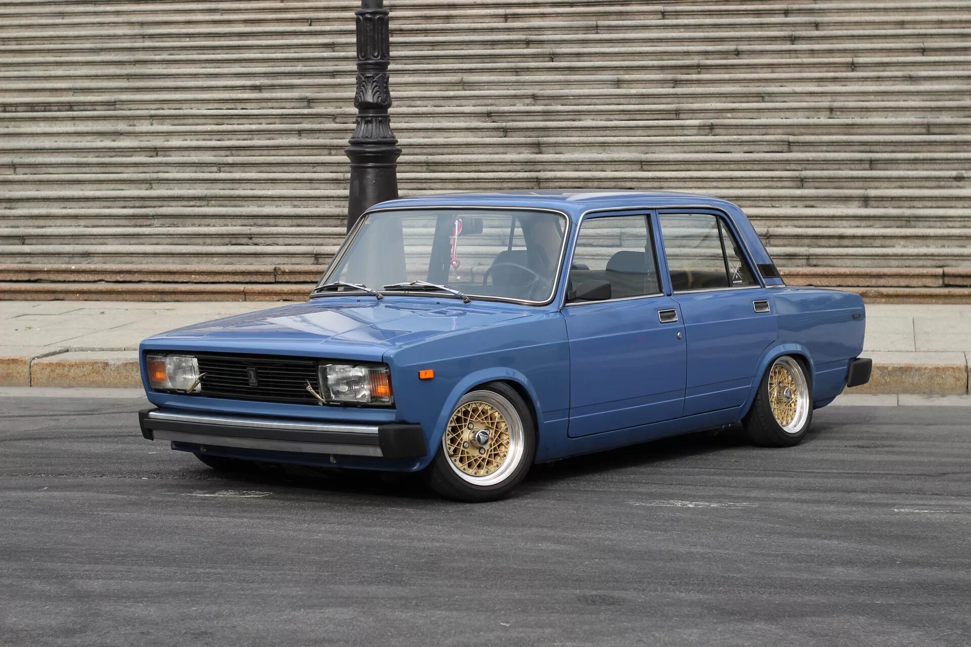 Ваз 2105 stance. Ваз 2104 стенс. Стенс жигули 2105. 2105 стенс. Ваз 2105 стенс бежевая.