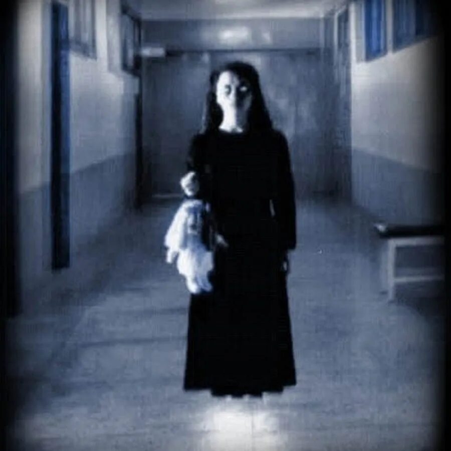 Фотосессия в заброшенном доме. Призрак астрал невеста. Страшный призрак девочки. Страшный призрак девочки. Садако ямамура звонок 1998.