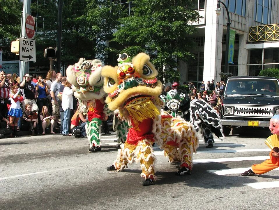 китайский дракон парад. новый год в мельбурне. карнавал в китае с драконами. новый год в китае. парад драконов в китае.