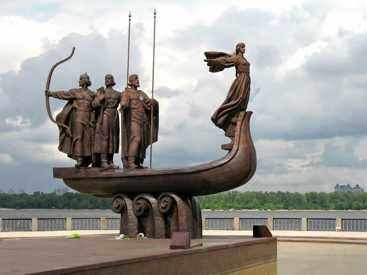 Племя на территории киева. История создания киева. Братья кий щек и хорив и сестра их лыбедь. Легенда об основании киева кратко. Памятник лыбедь кий щек и хорив.